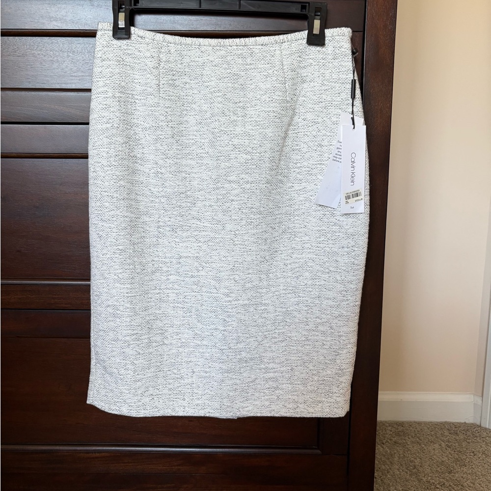 Calvin Klein NWT Elegant White and Gray speckled skirt.